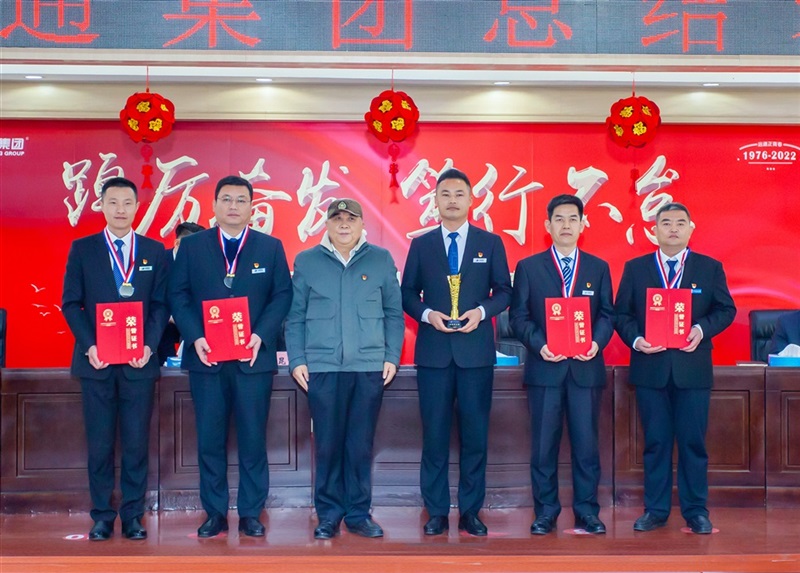 市派“紅領書記”寧雲龍頒發先進黨支部和優秀共產黨員獎